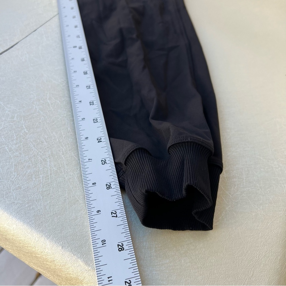 Lululemon Stretch High Rise Jogger Paper
Bag Waist Women’s Size 2 - Picture 7 of 8